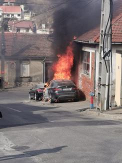 Un BMW s-a făcut scrum, pe o stradă din Oradea (FOTO / VIDEO)