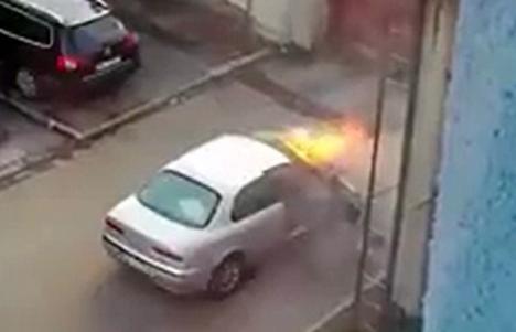 Maşini periculoase: Două autoturisme au luat foc, pe străzile din Oradea (VIDEO)