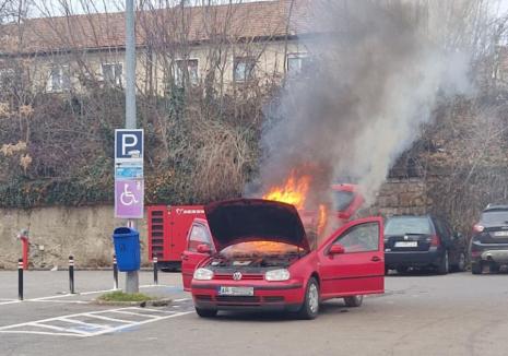 O mașină a ars ca o torță în parcarea Policlinicii Spitalului Județean din Oradea (VIDEO)