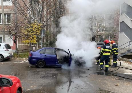 O mașină a luat foc în mers, pe o stradă din Oradea