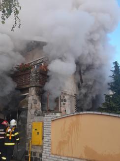 Maşină distrusă de flăcări în garajul unei case din Salonta (FOTO)