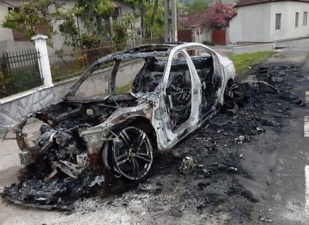 Două autoturisme distruse de flăcări, în câteva ore: O maşină s-a făcut scrum în Oradea, alta în Uileacu de Criş