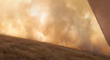 Incendiu uriaş în Bihor! Ard 100 de hectare de vegetaţie, focul s-a apropiat de o zona locuită, dar e ţinut sub control de pompieri (FOTO/VIDEO)