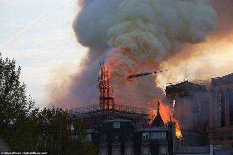 Primele imagini din interiorul Catedralei Notre Dame: Ce a ars şi ce a fost salvat din incendiul violent (FOTO)