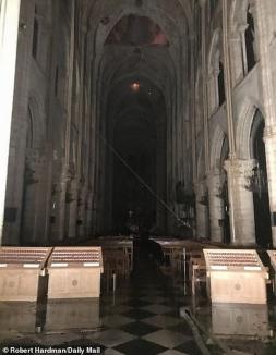 Primele imagini din interiorul Catedralei Notre Dame: Ce a ars şi ce a fost salvat din incendiul violent (FOTO)