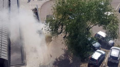 Mașină în flăcări pe o stradă din Oradea. Martorii au încercat să stingă focul, dar fără succes (FOTO)