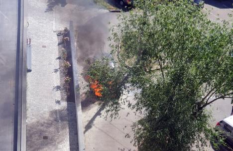 Mașină în flăcări pe o stradă din Oradea. Martorii au încercat să stingă focul, dar fără succes (FOTO)