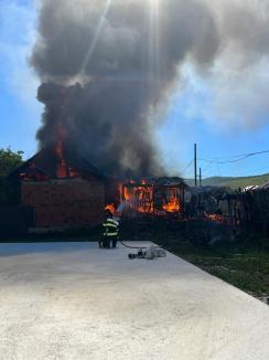 Incendiu uriaș la o casă din Nucet, din cauza unui aragaz nesupravegheat: Primii care au intervenit au fost 7 pompieri aflați în timpul liber (FOTO/VIDEO)