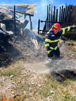 Incendiu uriaș la o casă din Nucet, din cauza unui aragaz nesupravegheat: Primii care au intervenit au fost 7 pompieri aflați în timpul liber (FOTO/VIDEO)