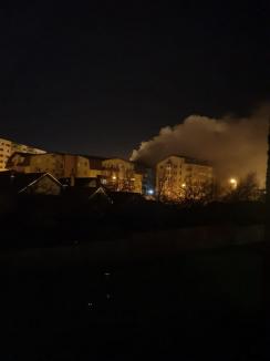Panică într-un bloc din Oradea: Un tânăr de 25 de ani a dat foc unui apartament şi apoi a sărit pe geam, de la etajul trei (FOTO/VIDEO)