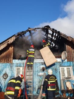 IMAGINI DRAMATICE: Familie din Oradea, scoasă pe brațe de pompieri dintr-o casă în flăcări! Focul, observat de salvatori care ieșiseră din tură (FOTO/VIDEO)