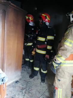 Casă distrusă de flăcări, în Oradea. Incendiul a pornit de la coşul de fum