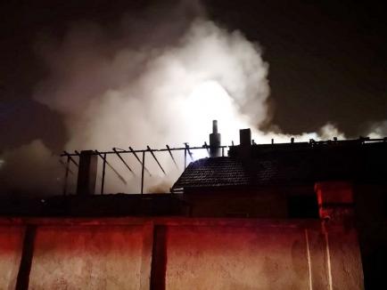 Incendiu puternic în Oradea: Trei case au avut acoperişurile în flăcări, de la hornul uneia dintre ele!