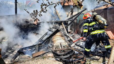 Atenție la afumători! Una a luat foc, în curtea unei case din Oradea (FOTO)