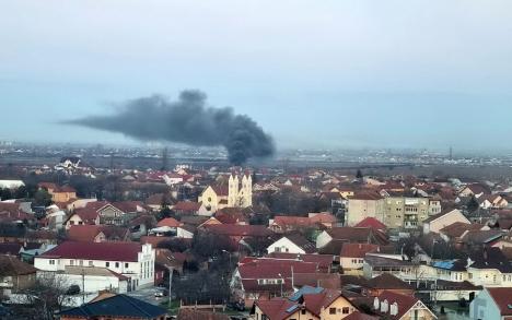 Fum gros în Oradea, după ce anexa unei case a luat foc (VIDEO)