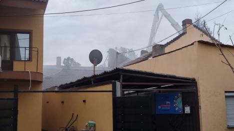 Incendiu și fum gros, în Oradea: Focul a cuprins o anexă, încă un acoperiș și mai multe cauciucuri (FOTO/VIDEO)