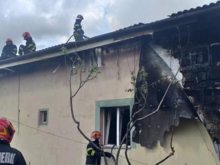 Casă în flăcări în Oradea. Un bărbat a murit (FOTO/VIDEO)