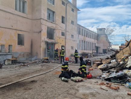 Incendiu în centrul Oradiei: a izbucnit într-o clădire în care erau butelii cu acetilenă și cu oxigen (FOTO/VIDEO)
