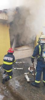 Incendiu în Oradea: Garajul unei case a fost distrus de flăcări, cu tot cu maşina din interior (FOTO / VIDEO)