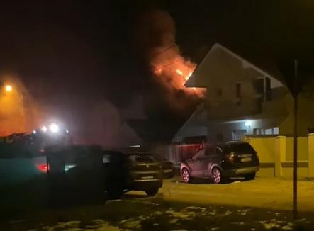 Incendiu la o casă din Oradea. Acoperișul a fost cuprins de flăcări (VIDEO)