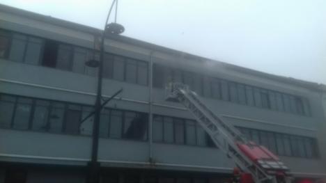 Incendiu în centrul Oradiei: Foc în beciul unei clădiri de pe strada Independenței (FOTO/VIDEO)