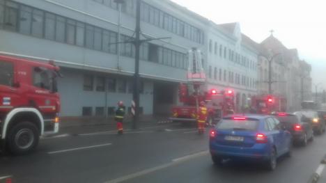 Incendiu în centrul Oradiei: Foc în beciul unei clădiri de pe strada Independenței (FOTO/VIDEO)