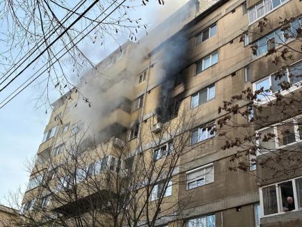 Incendiu într-un bloc din Oradea! Locatarii, evacuați de pompieri prin balcoane (FOTO/VIDEO)