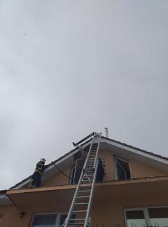 Incendiu la o vilă din Oradea. Pompierii avertizează, din nou, că erorile de construcție sau montaj pot fi costisitoare (VIDEO)