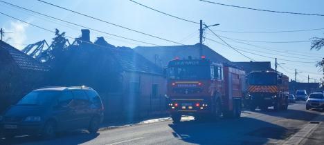 Incendiu în Oșorhei. Un bărbat a fost rănit în timp ce încerca să salveze bunuri din casa cuprinsă de flăcări (FOTO)