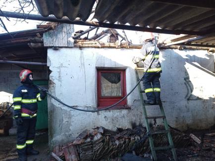 Incendiu în Oșorhei. Un bărbat a fost rănit în timp ce încerca să salveze bunuri din casa cuprinsă de flăcări (FOTO)