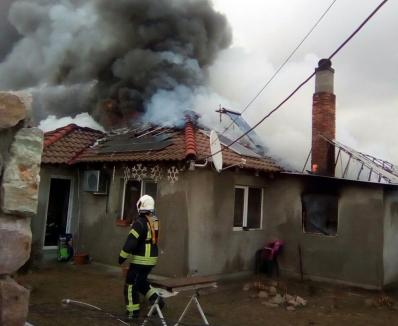 Incendiu violent la o casă din Oșorhei. 11 pompieri au luptat două ore cu flăcările