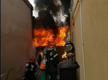 Incendiu violent în Oradea: A luat foc un rezervor cu păcură, aflat între două clădiri de pe strada Ion Vidu (FOTO/VIDEO)