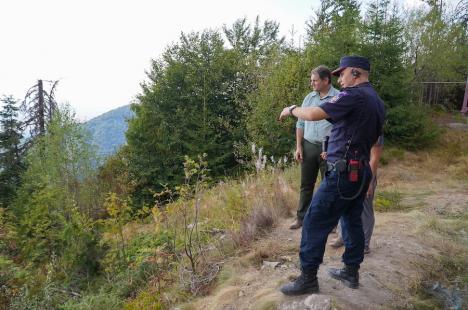 Foc în inima pădurii, lângă Stâna de Vale: Peste 100 de oameni merg zilnic pe jos, cu apa în spate, ca să stingă primul incendiu de pădure din istoria recentă a Bihorului (FOTO/VIDEO)