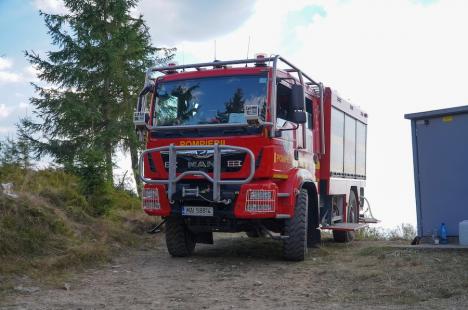 Foc în inima pădurii, lângă Stâna de Vale: Peste 100 de oameni merg zilnic pe jos, cu apa în spate, ca să stingă primul incendiu de pădure din istoria recentă a Bihorului (FOTO/VIDEO)