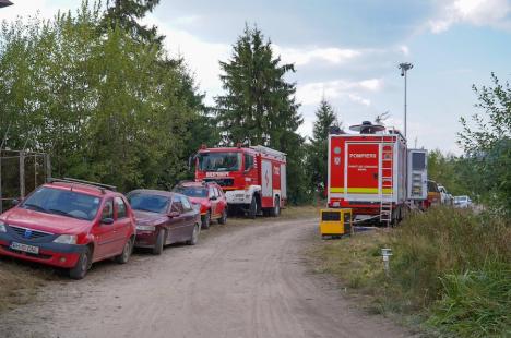 Foc în inima pădurii, lângă Stâna de Vale: Peste 100 de oameni merg zilnic pe jos, cu apa în spate, ca să stingă primul incendiu de pădure din istoria recentă a Bihorului (FOTO/VIDEO)