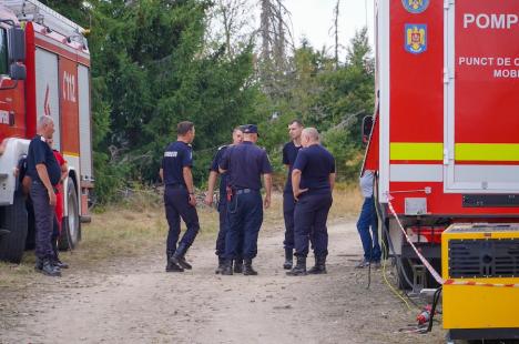 Foc în inima pădurii, lângă Stâna de Vale: Peste 100 de oameni merg zilnic pe jos, cu apa în spate, ca să stingă primul incendiu de pădure din istoria recentă a Bihorului (FOTO/VIDEO)