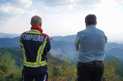 Foc în inima pădurii, lângă Stâna de Vale: Peste 100 de oameni merg zilnic pe jos, cu apa în spate, ca să stingă primul incendiu de pădure din istoria recentă a Bihorului (FOTO/VIDEO)