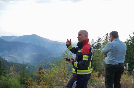 Foc în inima pădurii, lângă Stâna de Vale: Peste 100 de oameni merg zilnic pe jos, cu apa în spate, ca să stingă primul incendiu de pădure din istoria recentă a Bihorului (FOTO/VIDEO)