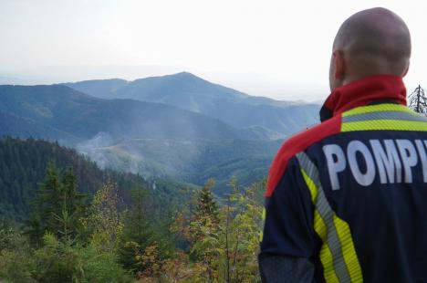 Foc în inima pădurii, lângă Stâna de Vale: Peste 100 de oameni merg zilnic pe jos, cu apa în spate, ca să stingă primul incendiu de pădure din istoria recentă a Bihorului (FOTO/VIDEO)