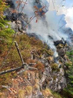 Foc în inima pădurii, lângă Stâna de Vale: Peste 100 de oameni merg zilnic pe jos, cu apa în spate, ca să stingă primul incendiu de pădure din istoria recentă a Bihorului (FOTO/VIDEO)