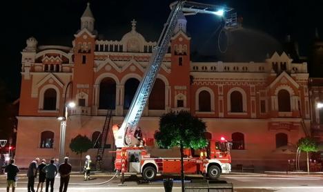 ISU Crişana: Incendiul de la Episcopia Greco-Catolică a fost lichidat, pompierii au reuşit să împiedice propagarea la parter şi în vecini (FOTO)