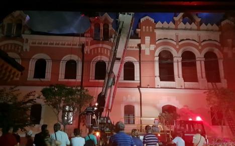 ISU Crişana: Incendiul de la Episcopia Greco-Catolică a fost lichidat, pompierii au reuşit să împiedice propagarea la parter şi în vecini (FOTO)