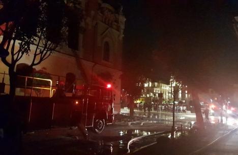 ISU Crişana: Incendiul de la Episcopia Greco-Catolică a fost lichidat, pompierii au reuşit să împiedice propagarea la parter şi în vecini (FOTO)