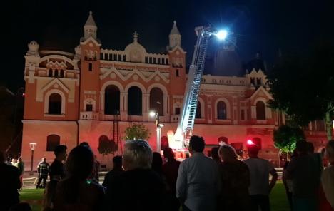 ISU Crişana: Incendiul de la Episcopia Greco-Catolică a fost lichidat, pompierii au reuşit să împiedice propagarea la parter şi în vecini (FOTO)