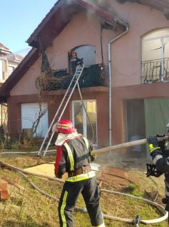 Un nou incendiu în Bihor: Mansarda şi acoperişul unei case din Paleu au luat foc, proprietara s-a intoxicat cu fum! (FOTO / VIDEO)