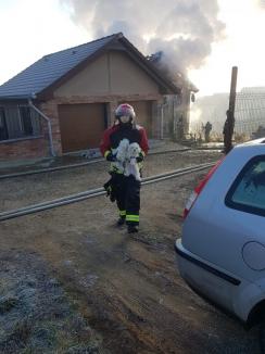 Un nou incendiu în Bihor: Mansarda şi acoperişul unei case din Paleu au luat foc, proprietara s-a intoxicat cu fum! (FOTO / VIDEO)