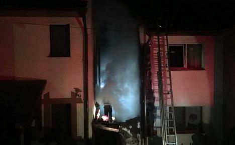 Incendiu puternic în Paleu: Magaziile dintre două case au luat foc, din cauza unui coş de fum (FOTO)