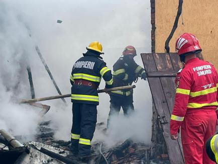 Gospodărie din Bihor distrusă de foc, din cauza unui bec defect. Un pompier aflat în timpul liber a evitat o deflagrație