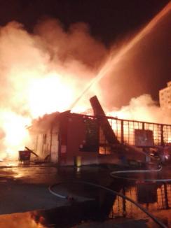 ISU Crişana: Focul a cuprins circa 1600 de metri pătraţi din Piaţa Cetate din Oradea (FOTO / VIDEO)