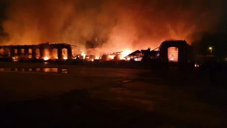 Piața Mare din Oradea a luat foc! Hala veche, cuprinsă de un incendiu uriaș (FOTO / VIDEO)